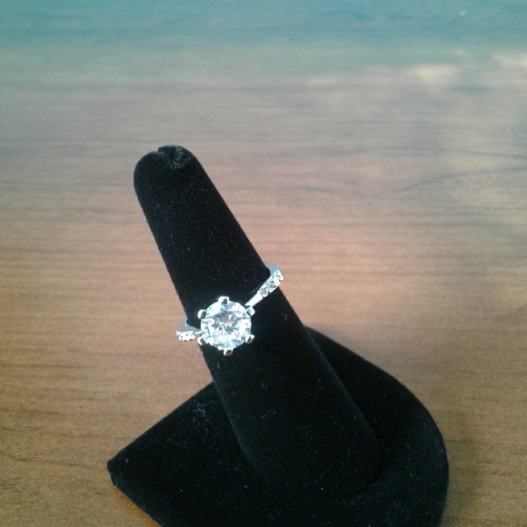 Jewelry - Sterling Silver White Sapphire Ring